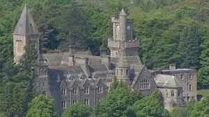 _85011372_abbey